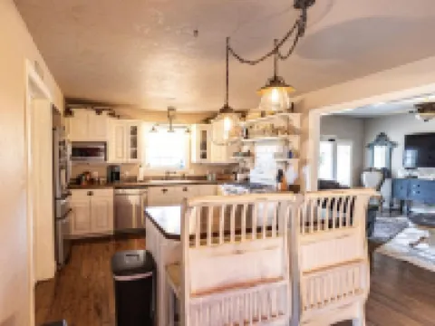 Cute and cozy cottage in Atoka, home of Reba’s Place. Hoteles en Atoka