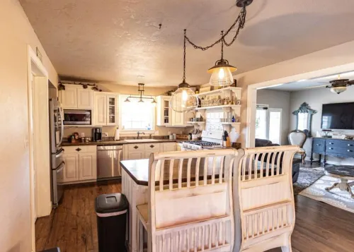 Cute and cozy cottage in Atoka, home of Reba’s Place. Hotels in Atoka