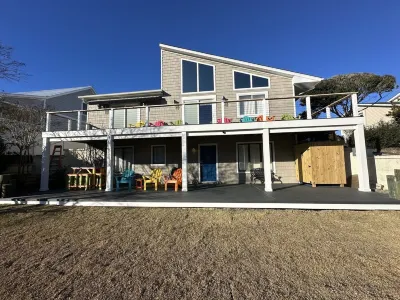 Mystic Pelican on The Canal. Dock.  Beach. Pine Knoll Shores附近的飯店