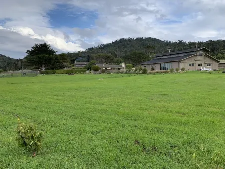 Ocean view suite in a restored barn - walkable to Pt. Lobos and Monastery Beach! Отели рядом с достопримечательностью «Заказник Пойнт Лобос Стейт»