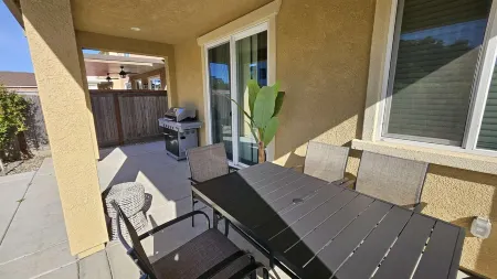 Spacious modern family home - Self check-in Отели рядом с достопримечательностью «Парк Вельма & Лестер Кинг»