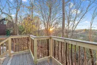 Close to downtown and Syracuse University with fire pit!