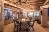 Beautiful backyard oasis w/free heated diving pool Hotels in Peoria