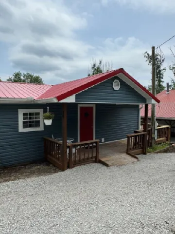 Lake Front charming 3-bedroom house, at Rough River Lake.