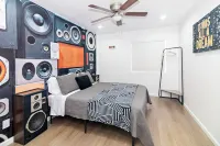 Music themed home, PacMan Arcade, Sleeps 9, BBQ, Fire Pit, Wi-Fi