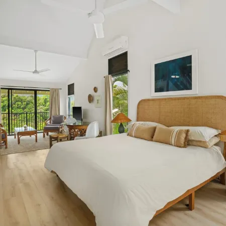 Top floor 1BR with AC, beach gear, lanai, and mountain views. Walk to the beach!