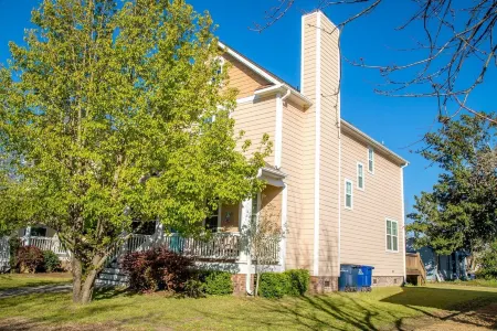 Upscale Cottage in the Heart of Downtown/ Walking Distance from the Yatch Club