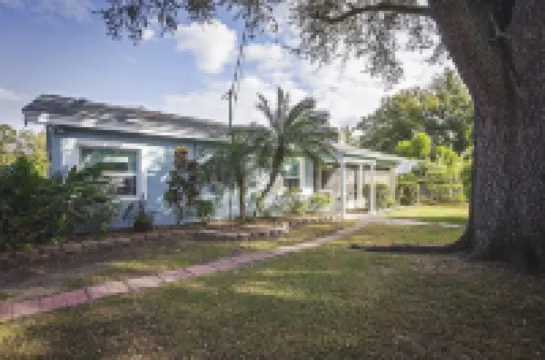 HEATED POOL 8 FEET DEEP AND FIRE PIT BLISSFUL 4 BR HOME CLOSE TO EVERYTHING