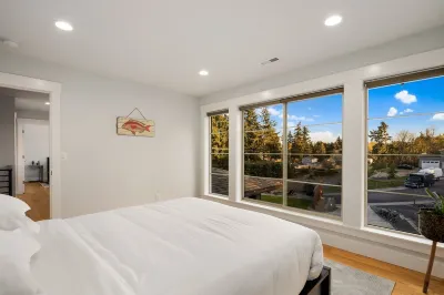 Spacious 5BR/3BA + Game room, Tacoma Home w/ Covered Deck & Fireplace Hotels near Kandle Skatepark
