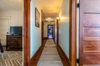 Gorgeous Mountain View in Manchester, Shopping, Dining, Spa. 5 min walk to town.