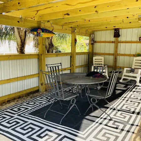Large Pool • Clean & Comfortable • Fast Wifi • King Beds!