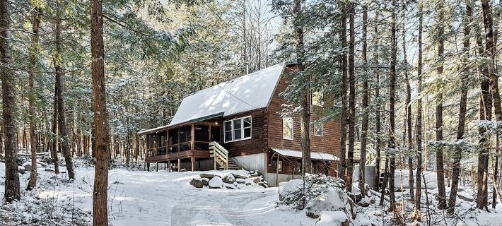 Private cabin on 3Acres with private hot tub! Lake access, Skiing, Snowmobiling! Hotels in Bridgton