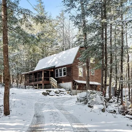 Private cabin on 3Acres with private hot tub! Lake access, Skiing, Snowmobiling!