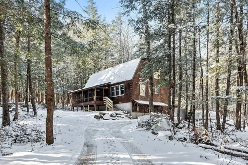 Private cabin on 3Acres with private hot tub! Lake access, Skiing, Snowmobiling!