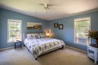 Countryside Mountain House with Awesome Views 藍嶺山道附近的飯店