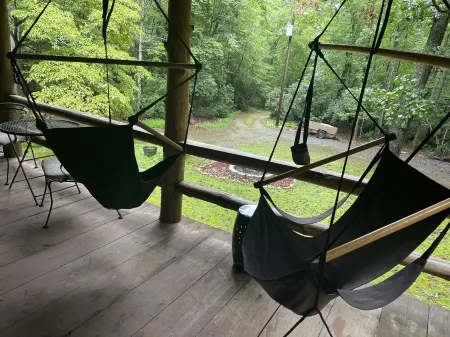 Log Cabin - private - w/ running creek - 1mile from downtown Hot Springs