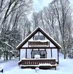 Relax at the Cozy Cottage, just a 5-min drive to it all Hotels in Little Traverse Township