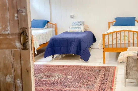 New to VRBO! 2/1 Mid Island Apartment, Sleeps 5 Отели рядом с достопримечательностью «Peter Foulger Museum»