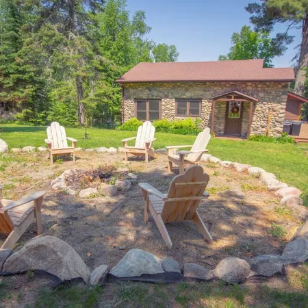 Cozy Stone Cottage overlooking Smith Lake