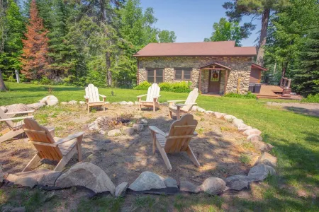 Cozy Stone Cottage overlooking Smith Lake