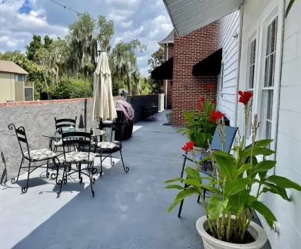 Historic Second Floor 3 Bedroom Apartment Kemp Estate