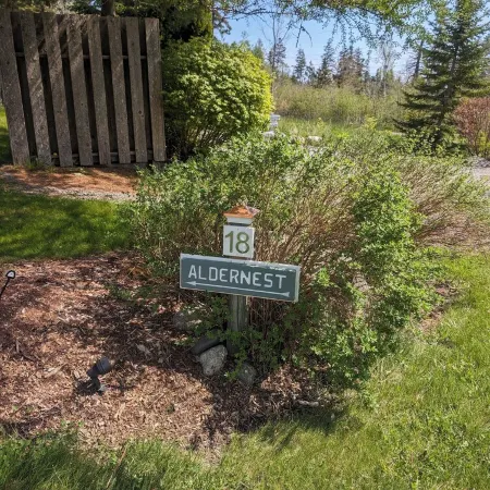 Aldernest Loft - Acadia Park/Mount Desert Island -walk across lawn down to shore