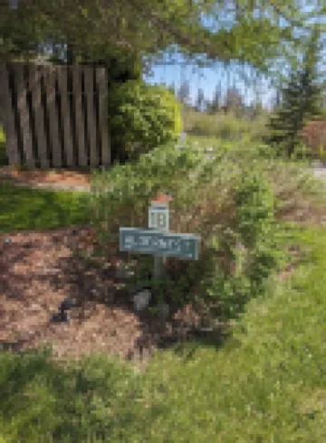 Aldernest Loft - Acadia Park/Mount Desert Island -walk across lawn down to shore