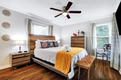 TexMex House – Spacious Family Retreat - Sleeps 16 -  Near All Attractions Hotels in West San Antonio