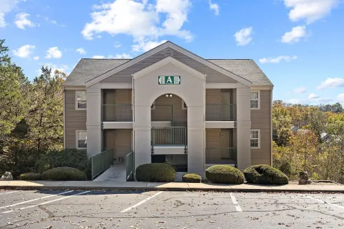 Pool ~ Golf ~ Great Location ~ Near the Landing ~ Cozy Stay ~ View