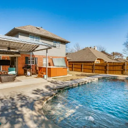 Rockwall Lux Retreat💥Pool&Spa💥Covered Patio-5min walk downtown-Parks-Trails-Lake