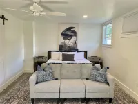 Crisp and Clean Lakefront Home sleeps 8 in 4 Bedrooms