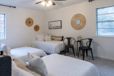 New! Spacious Home, Close to Downtown! 마켓 스퀘어 쇼핑센터 주변 호텔