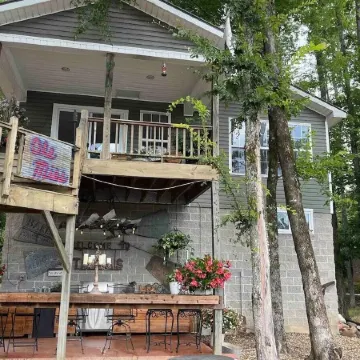 Unwind at this peaceful oasis on the Ouachita River in Caddo Valley.