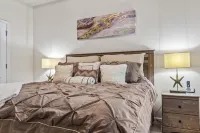 Large 3 bedroom condo l Free shuttle to the beach l 2 Pools l Golf