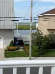 4 Bedroom House with Pool and Backyard on Bayside.