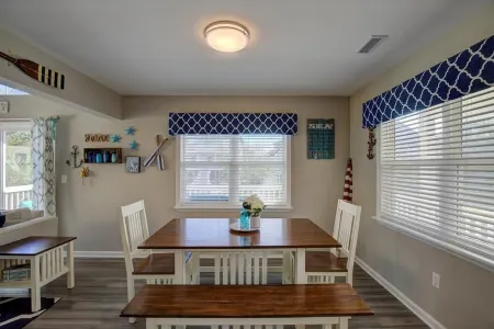 "Always Sunny" Beautifully Remodeled Home, Quick Walk to Beach