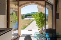 "La Picchiera" 2-room apartment with kitchen and garden, surrounded by vineyards 拉莫拉住宿飯店