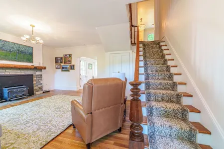 Breathtaking farmhouse with 4 bedrooms, Fishing, Kayaking, 6 acre pond!