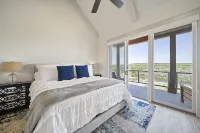 On The Rocks PK: Beautiful 5 Bedroom 3 bath home with pool and hot tub