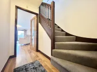 5 minute walk to beach, quite cul-de-sac location, parking for 3 cars Hotels in Sandown