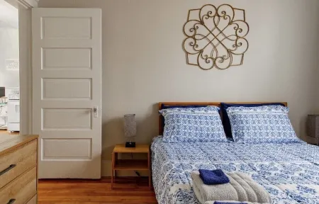 Large 3BR APT w/ enclosed front porch Close to Polar Park, palladium, WPI, DCU Отели рядом с достопримечательностью «Lambda Chi Alpha»