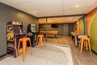 Beautiful riverside yard, hot tub, game room, large dining table!