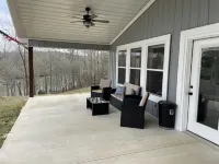 4 Bedroom 3 Bath Lakefront Home with Private Dock, Secluded, Lewis Smith Lake 温斯頓縣酒店