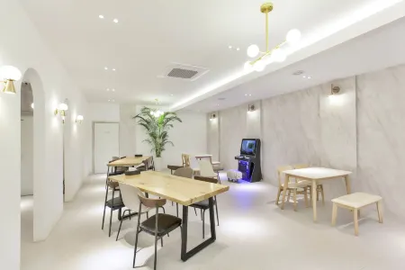 Hotel Raum Отели рядом с достопримечательностью «Ganhyeon Yuwonji»