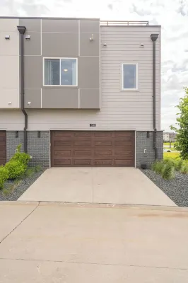 NEW home located downtown!Family-friendly, walkable to coffee shops, restaurants Hotels near State Historical Building