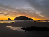 Peeks of Ocean in This Spacious 2700Sqft Home. Great for Families,Big Game Room! Hotels in Brookings