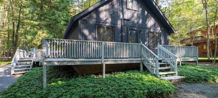 Cozy 2-bedroom cabin located in the heart of the Poconos! Hotels in Penn Forest Township