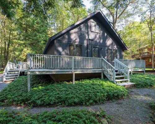 Cozy 2-bedroom cabin located in the heart of the Poconos! Hoteles en Municipio de Penn Forest