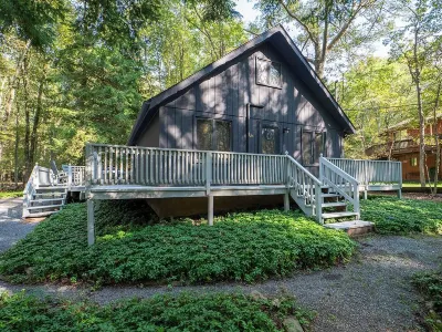 Cozy 2-bedroom cabin located in the heart of the Poconos! Hotels near Hawk Falls