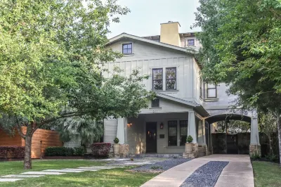 Austin Luxury Escape – 8 Bedrooms, Pool, Hot Tub, BBQ, & Steps from UT & Moody 오스틴 시티센터 호텔